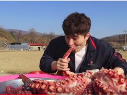 Waduh! Pria Ini Makan Gurita Raksasa Seberat 40 Kilogram