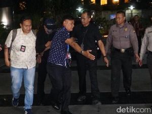 Tiba di KPK Usai Kena OTT, Romahurmuziy Bungkam dan Menunduk Tiba di KPK Usai Kena OTT, Romahurmuziy Bungkam dan Menunduk