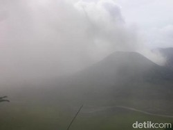 Meski Bromo Semburkan Abu Vulkanik, Pariwisata Masih Normal