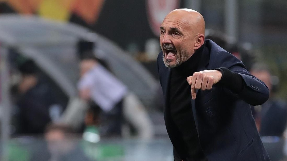 Luciano Spalletti menjelaskan kondisi permainan Inter Milan. (Foto: Emilio Andreoli/Getty Images)