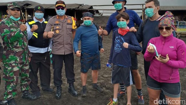 Semburan Abu Vulkanik Bromo, Wisatawan Dibagikan Masker Semburan Abu Vulkanik Bromo, Wisatawan Dibagikan Masker