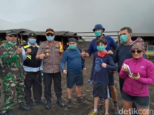 Semburan Abu Vulkanik Bromo, Wisatawan Dibagikan Masker