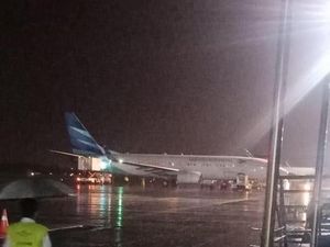Pesawat Garuda Indonesia Tergelincir di Bandara Adisutjipto DIY Pesawat Garuda Indonesia Tergelincir di Bandara Adisutjipto DIY