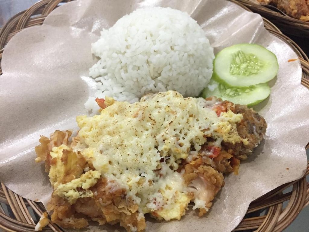 Yummy! Ayam Geprek Berselimut Keju Leleh Ada di Sini Yummy! Ayam Geprek Berselimut Keju Leleh Ada di Sini