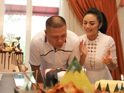 Ihiy! Boncengan Motor Bareng Raul Lemos ke TPS, Krisdayanti Nyoblos di Malang