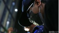Bermasker dan Topi, Rommy Menunduk Terus di KPK