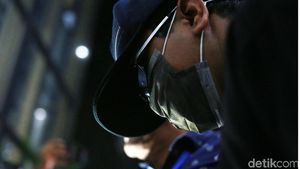 Bermasker dan Topi, Rommy Menunduk Terus di KPK
