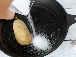 Blogger Ini Pakai Kentang Untuk Bersihkan Panci Gosong dan Wajan Berkerak