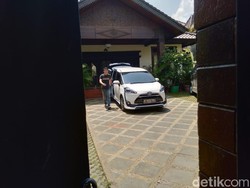 Mobil Keluar-Masuk Bawa Dokumen di Kediaman Ketum PPP Romahurmuziy