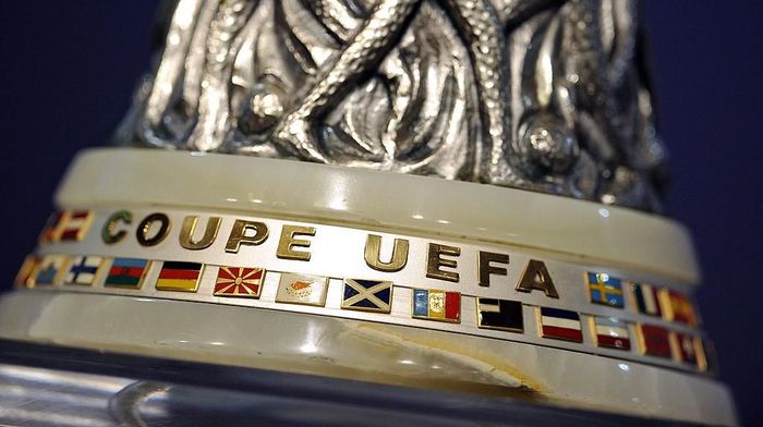 trofi liga europa NYON, SWITZERLAND - JUNE 23: The Europa League trophy is displayed during the 2014/15 UEFA Europa League 1st and 2nd Qualifying Rounds draw at the UEFA headquarters, The House of European Football, on June 23, 2014 in Nyon, Switzerland. (Photo by Harold Cunningham/Getty Images for UEFA)