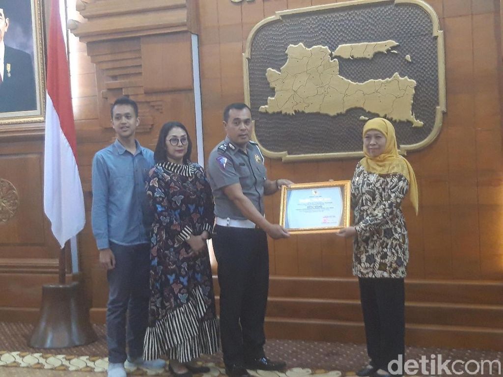 Khofifah Apresiasi Aksi Heroik Aiptu Sujadi Selamatkan Korban Banjir Khofifah Apresiasi Aksi Heroik Aiptu Sujadi Selamatkan Korban Banjir