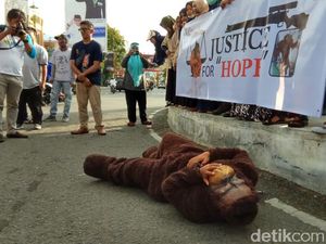 Pakai Topeng Orang Utan, Aktivis di Aceh Kecam Penembak Hope