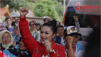 Gaya Caleg Artis Saat Blusukan: KD Pakai Heels, Angel Lelga Bawa Hermes