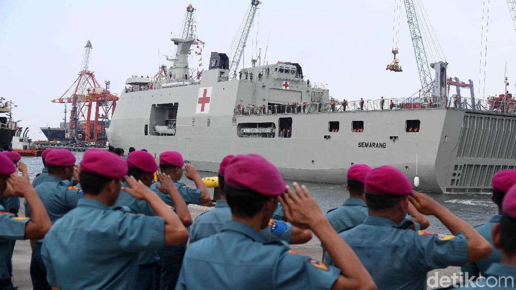 Kapal Perang RS KRI Semarang-594 Merapat di Tanjung Priok