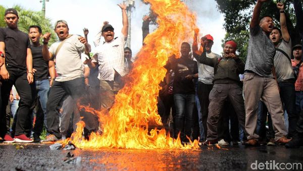 Aksi Bakar-bakar dan Water Cannon Hiasi Depan Kantor KPU