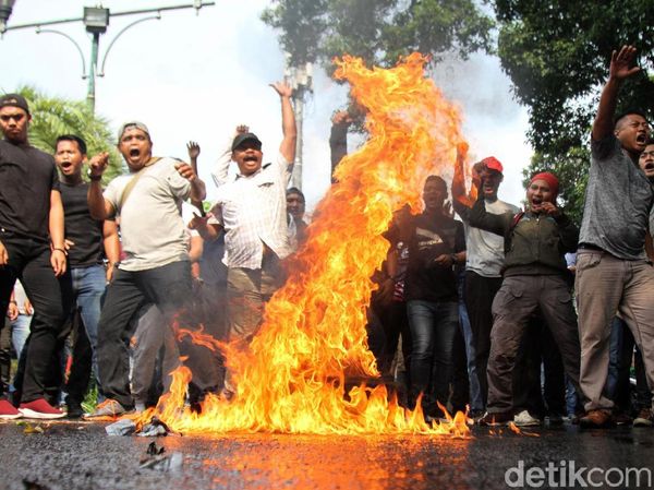 Aksi Bakar-bakar dan Water Cannon Hiasi Depan Kantor KPU