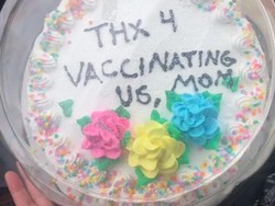 Remaja Ini Beri Ibunya Kue Terima Kasih karena Lakukan Vaksinasi