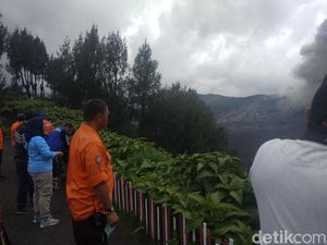 BNPB Pantau Aktivitas Gunung Bromo yang Semburkan Abu Vulkanik