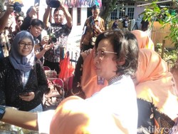 Ke Banten, Sri Mulyani Borong Bandeng hingga Kaus