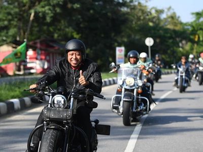 Foto Gaya Traveling Ketum PPP Romahurmuziy yang Diciduk KPK