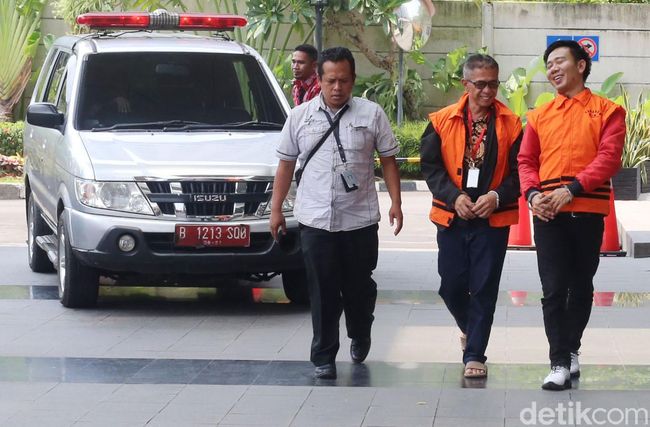 Tawa Lepas Bupati Nonaktif Mesuji Sebelum Diperiksa KPK Tawa Lepas Bupati Nonaktif Mesuji Sebelum Diperiksa KPK