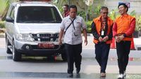 Tawa Lepas Bupati Nonaktif Mesuji Sebelum Diperiksa KPK