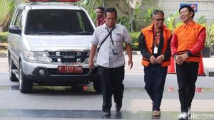 Tawa Lepas Bupati Nonaktif Mesuji Sebelum Diperiksa KPK