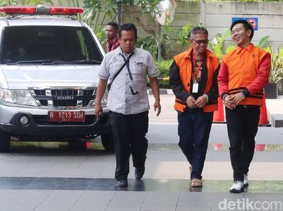 Tawa Lepas Bupati Nonaktif Mesuji Sebelum Diperiksa KPK
