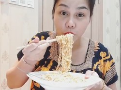 Hamil 8 Bulan, Begini Lahapnya DJ Butterfly Makan Mie dan Sayuran Mentah