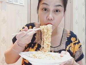 Hamil 8 Bulan, Begini Lahapnya DJ Butterfly Makan Mie dan Sayuran Mentah Hamil 8 Bulan, Begini Lahapnya DJ Butterfly Makan Mie dan Sayuran Mentah
