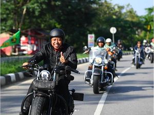 Gaya Romahurmuziy saat Pertama Kali Tunggangi Harley-Davidson