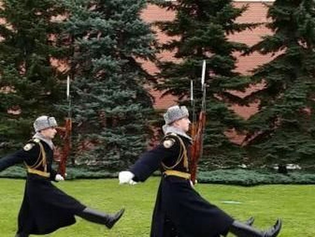 Melihat Aksi Tentara Ganteng Ganti Shift di Moskow Melihat Aksi Tentara Ganteng Ganti Shift di Moskow