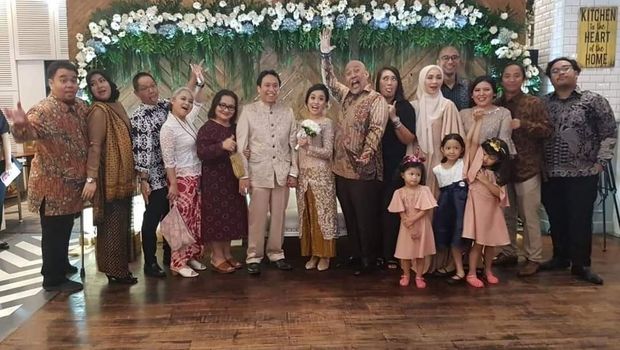 Indro Warkop menghadiri pernikahan putra Dono.