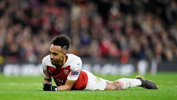 Pierre-Emerick Aubameyang juga merasakan aksi rasialisme dari fans Tottenham Hotspur pada awal Desember 2018. Penyerang Gabon itu dilempari pisang, yang ditanggapi santai oleh pemain Arsenal tersebut. (Foto: Tony OBrien/Action Images via Reuters)