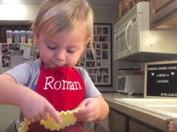 Gemasnya! Lihat Aksi Bocah 2 Tahun Ini Masak Lasagna