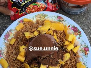 Sedang Tren, Samyang Pakai Topping Mangga dan Es Krim