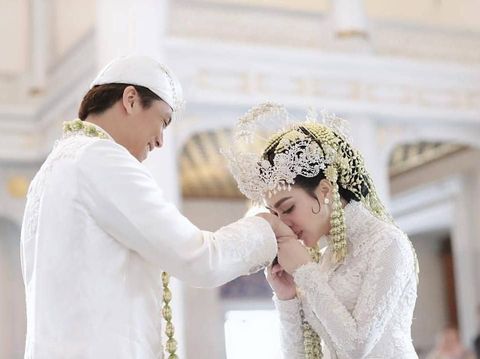 Memahami Makna Kesakralan Pernikahan di Balik Sunda siger Syahrini