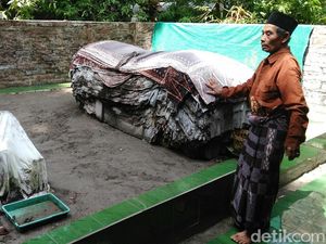 Banyak Caleg ke Makam Mbah Lancing, Jika Menang Letakkan Selembar Batik
