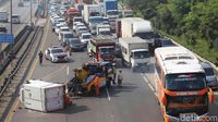Mobil Box Terguling di Tol JORR, Lalin Padat