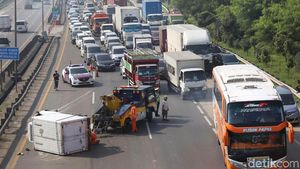 Mobil Box Terguling di Tol JORR, Lalin Padat