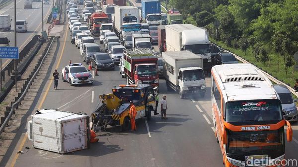Mobil Box Terguling di Tol JORR, Lalin Padat