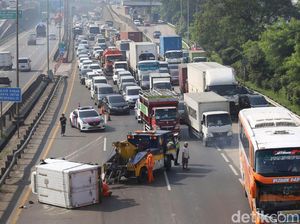 Mobil Box Terguling di Tol JORR, Lalin Padat