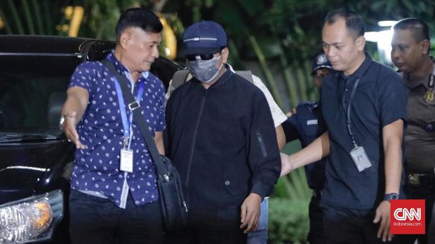 Tiba di KPK, Romi Tertunduk Lesu dengan Muka Ditutup Masker
