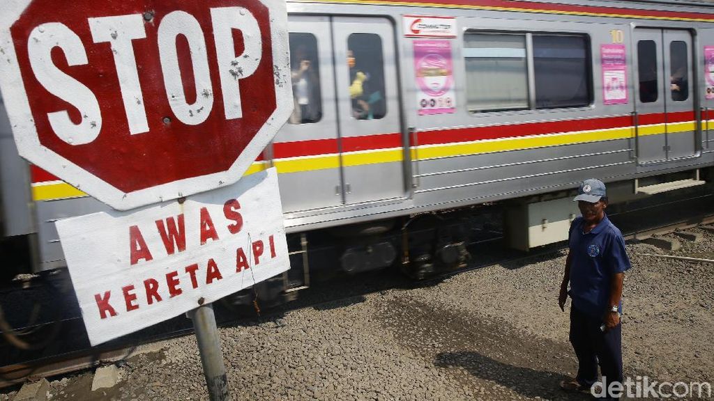 Begini Perjuangan Relawan Penjaga Perlintasan KA Begini Perjuangan Relawan Penjaga Perlintasan KA