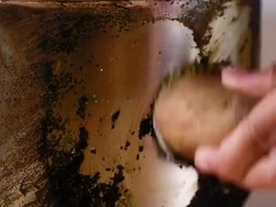 Nggak Cukup Cuma Digosok, Ini 5 Cara Hilangkan Kerak Hitam di Wajan dan Panci