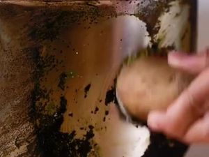 Nggak Cukup Cuma Digosok, Ini 5 Cara Hilangkan Kerak Hitam di Wajan dan Panci Nggak Cukup Cuma Digosok, Ini 5 Cara Hilangkan Kerak Hitam di Wajan dan Panci