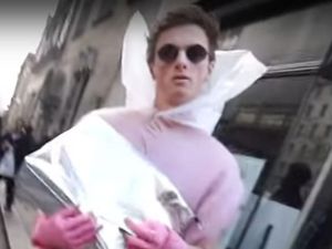 Sengaja Pakai Baju Aneh, Pria Ini Pura-pura Jadi Model dan Tipu Fotografer