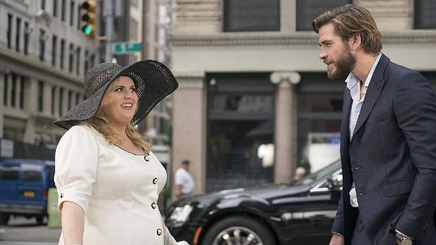 Natalie (Rebel Wilson) dan Blake (Liam Hemsworth) di 'Isn't It Romantic'.