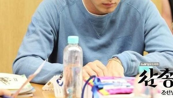 Pose Keren Lee Jin-wook, Pemeran Voice 2 Saat Ngemil Lolipop dan Ngopi