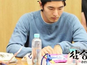 Pose Keren Lee Jin-wook, Pemeran Voice 2 Saat Ngemil Lolipop dan Ngopi